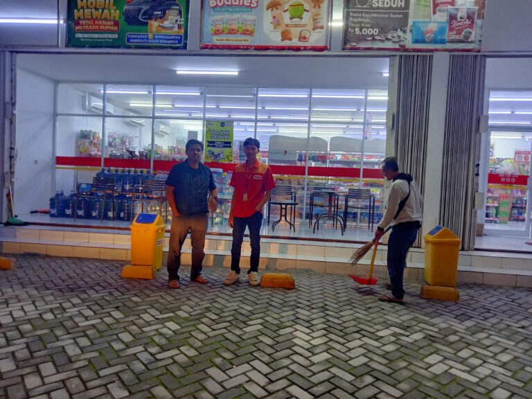 Polsek Kramatmulya Patroli KRYD Malam Hari Ciptakan Situasi Aman Sambangi Karyawan Alfamart Desa Kramatmulya