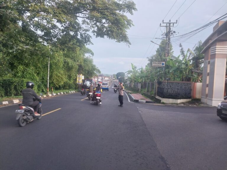 Piket Polsek Kramatmulya Laksanakan PH Pagi di Pertigaan Desa Cilowa