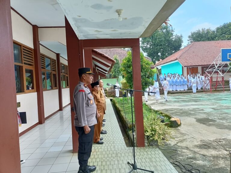 Ipda Lukman Hakim Menjadi Pembina Upacara di SMPN 2 Pancalang, Tekankan Disiplin dan Pencegahan Tawuran Jelang Bulan Suci Ramadhan