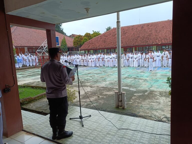 Kapolsek Pancalang Ipda Lukman Hakim Menjadi Pembina Upacara di SMPN 2 Pancalang, Tekankan Disiplin dan Pencegahan Tawuran Jelang Bulan Suci Ramadhan