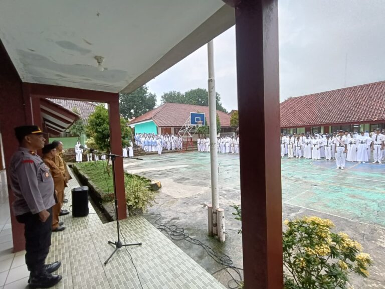 Tekankan Disiplin, Keselamatan Berlalu Lintas, dan Pencegahan Tawuran Jelang Bulan Suci Ramadhan, Kapolsek Pancalang Ipda Lukman Hakim Menjadi Pembina Upacara di SMPN 2 Pancalang