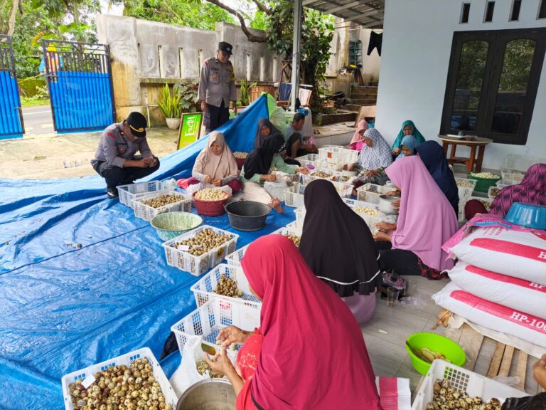 Ipda Lukman Hakim Monitoring Kebersihan Pengolahan Telur Puyuh sebagai Persiapan Lauk MBG