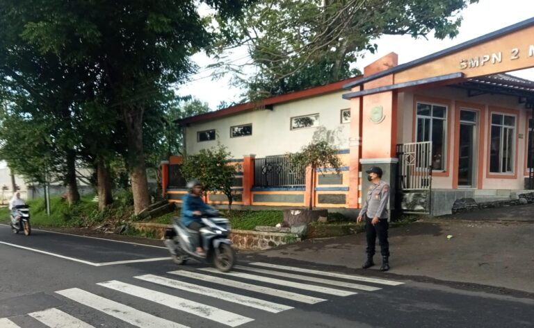 Pastikan Arus Lalu Lintas Jalur Pendidikan Lancar Aipda Sonita Gatur Lantas Pagi Polsek Mandirancan