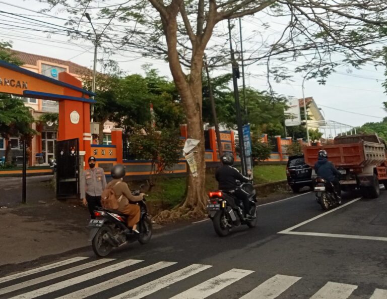 Menjamin Keamanan Jalur, Brigpol Abdul dan Rekan Polsek Mandirancan Amankan Simpang SMK Budy Bhakti