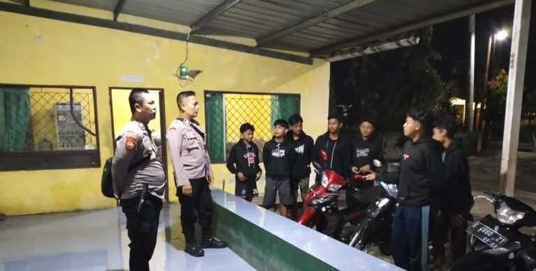 Kanit Binmas Polsek Ciniru melakukan pembinaan terhadap anggota LINMAS Desa Citapen Perkuat Kamtibmas Desa.