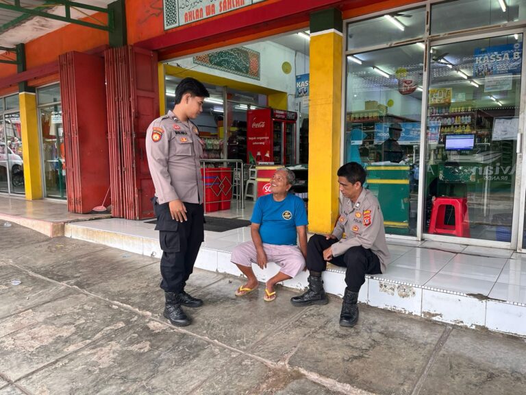 Membentengi Keamanan Wilayah, Ka SPKT 3 Polsek Mandirancan Kawal Ketenangan Warga di Toserba Fajar