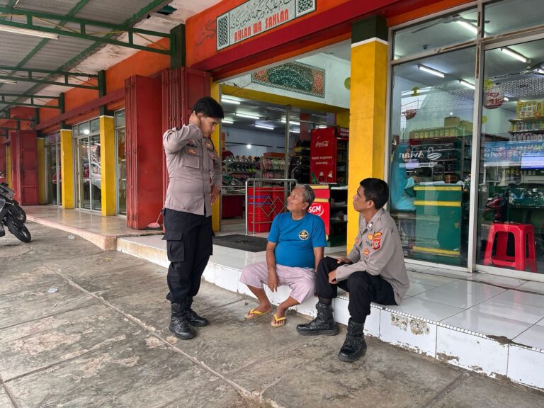 Jamin Keamanan Kebutuhan Warga, Ka SPKT 3 Polsek Mandirancan Kawal Aktivitas Toserba Fajar