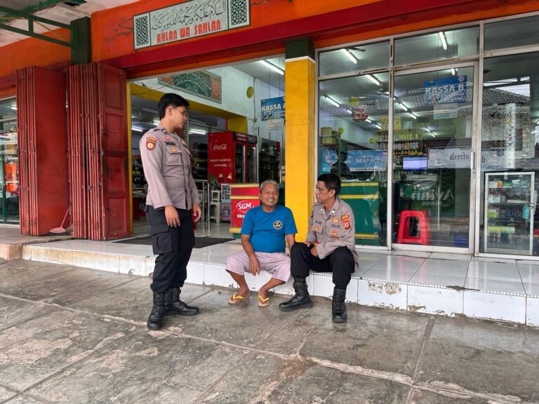 Ka SPKT 3 Polsek Mandirancan Tebarkan Pesan Keamanan di Toserba Fajar Jelang Bulan Puasa