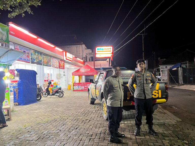 Hangatnya Sapaan Ka SPKT 3 Polsek Mandirancan di Balik Dinginnya Malam Ramadhan