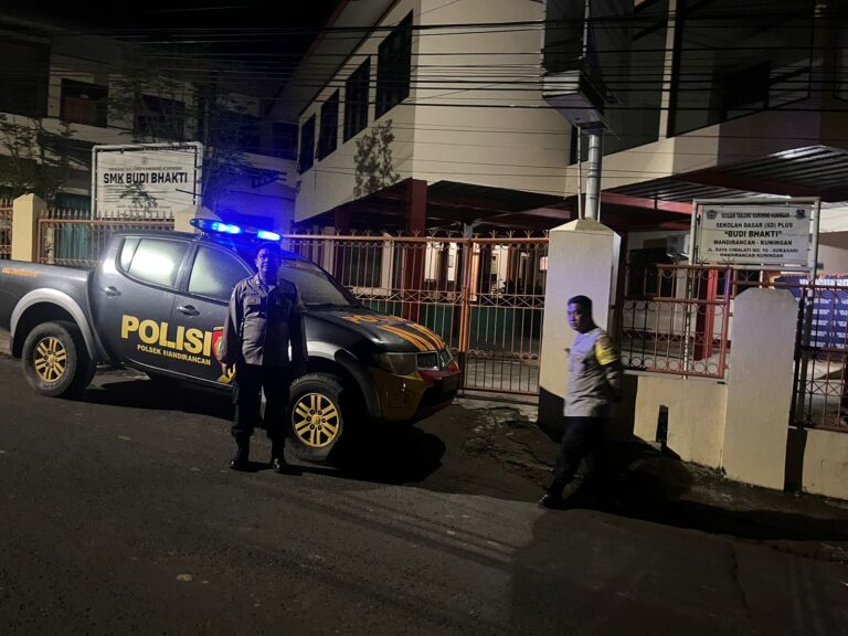 Cipta Kondisi Dini Hari, Ka SPKT 3 Polsek Mandirancan Pastikan Pemukiman Penduduk Aman Terkendali
