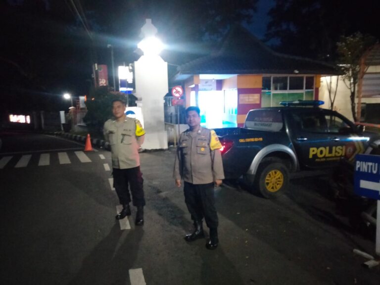 Ka SPKT 3 Polsek Mandirancan Lakukan Pengabdian di Sepertiga Malam, Kawal Keamanan Desa Jelang Sahur