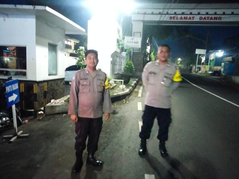 Strategi Pengamanan Dini Hari, Ka SPKT 3 Polsek Mandirancan Pantau Pergerakan Lintas Batas Wilayah