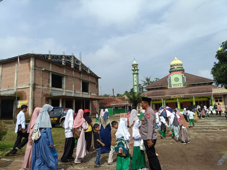Kapolsek Pancalang Pimpin Langsung Monitoring dan Pengawalan Pawai Murid PAUD Banu Salih di Balai Desa Sindangkempeng dalam Rangka Menyambut Ramadhan