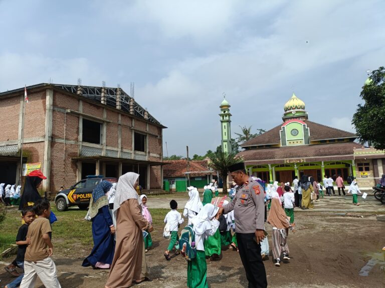 Ipda Lukman Hakim Pimpin Langsung Monitoring dan Pengawalan Pawai Murid PAUD Banu Salih di Balai Desa Sindangkempeng dalam Rangka Menyambut Ramadhan 1447 H