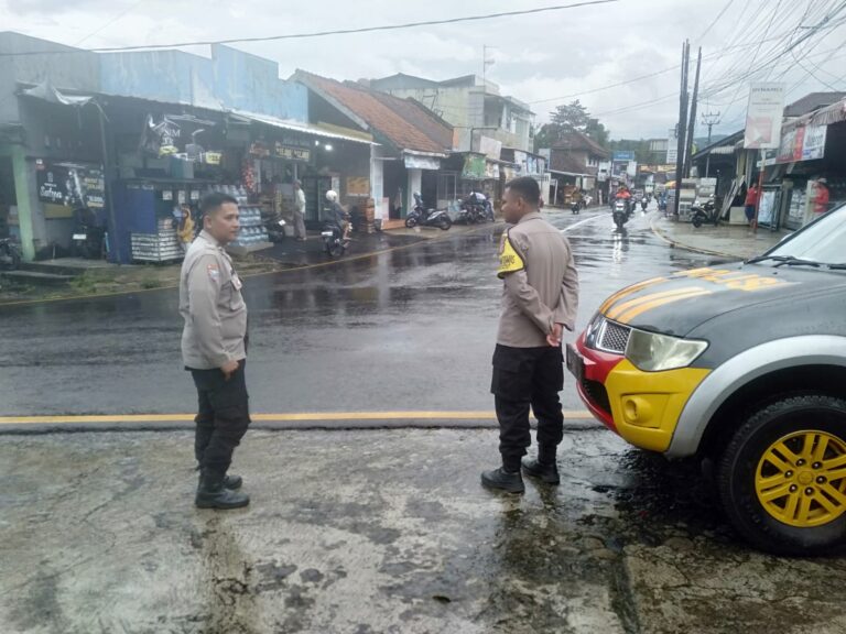 Pastikan Arus Lalu Lintas Sore Hari Tetap Mengalir. Unit Patroli Polsek Mandirancan Giatkan Kontrol Simpang Tiga Fajar