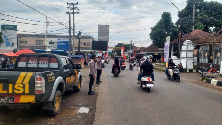 Guna mencegah Kemacetan di titik keramaian, Polsek Luragung melaksanakan giat Pengaturan Lalu Lintas menjelang sore / ngabuburit, di wilayah Kec. Luragung – Cimahi.