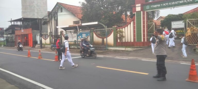 Bhabinkamtibmas Polsek Kramatmulya Laksanakan Ph Pagi Tekankan Keselamatan Warga di Depan SMPN 1 Kramatmulya