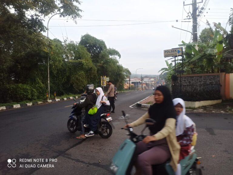 Bhabinkamtibmas Polsek Kramatmulya Laksanakan Ph Pagi Tekankan Keselamatan Warga di Pertigaan Desa Cilowa