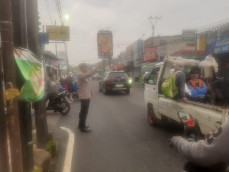 Bhabinkamtibmas Polsek Kramatmulya Laksanakan Ph Pagi Tekankan Keselamatan Warga di Pertigaan Desa Kalapagunung