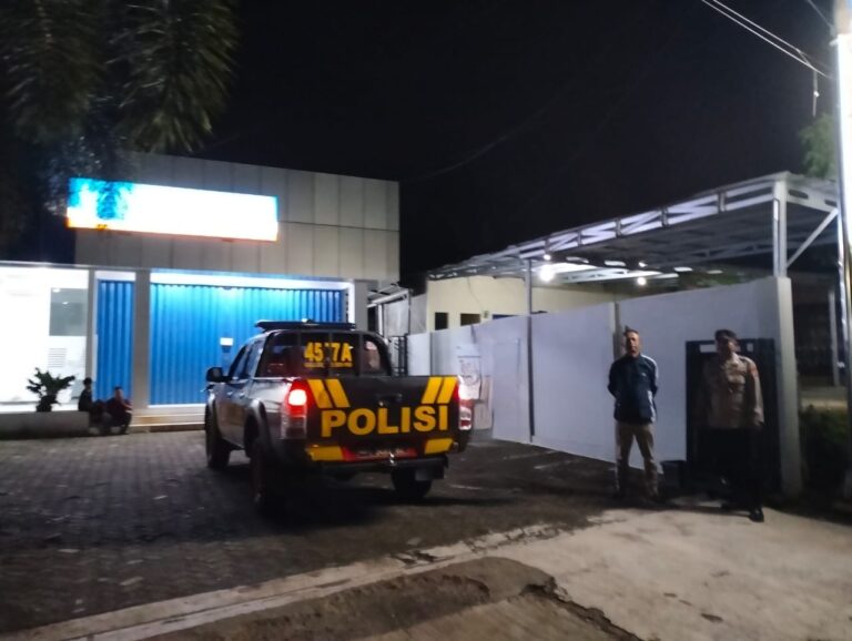 Anggota Polsek Ciniru melaksanakan patroli dialogis