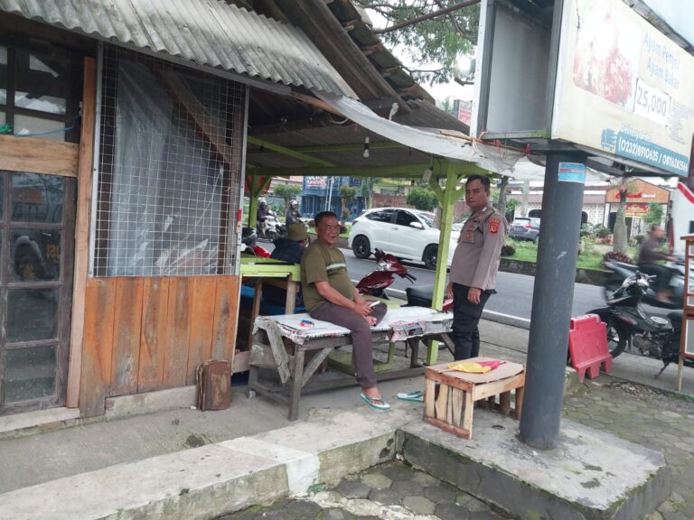 Patroli Siang Piket Polsek Kramatmulya Jaga Keamanan di Wilayah Hukum Sambangi Juru Parkir RM Ayam Penyet Surabaya Desa Cilowa