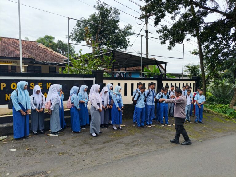 TEGAS! Kapolsek Pancalang Tindak Siswa Bolos Saat Jam KBM, Panggil Orang Tua dan Sekolah untuk Pembinaan