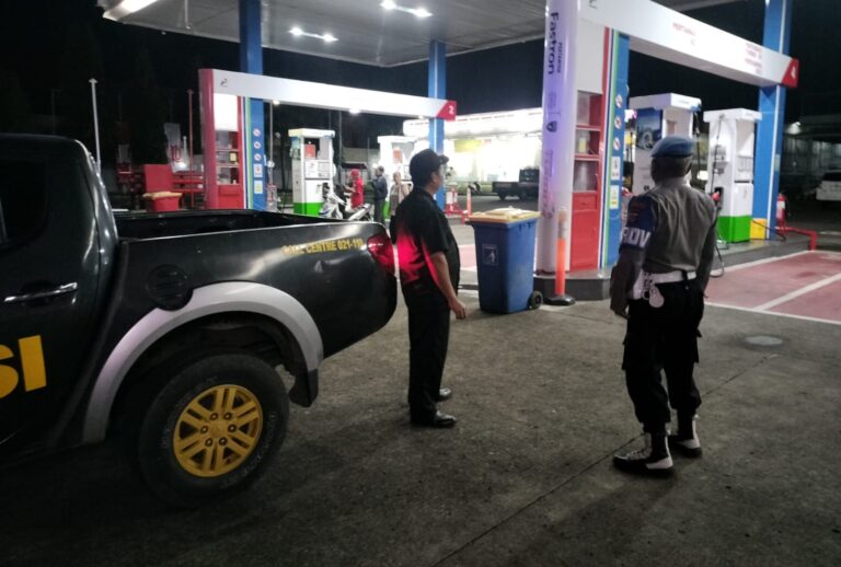 Piket Polsek Kramatmulya Laksanakan Patroli Harkamtibmas Malam Hari di Sekitaran SPBU Desa Cilowa