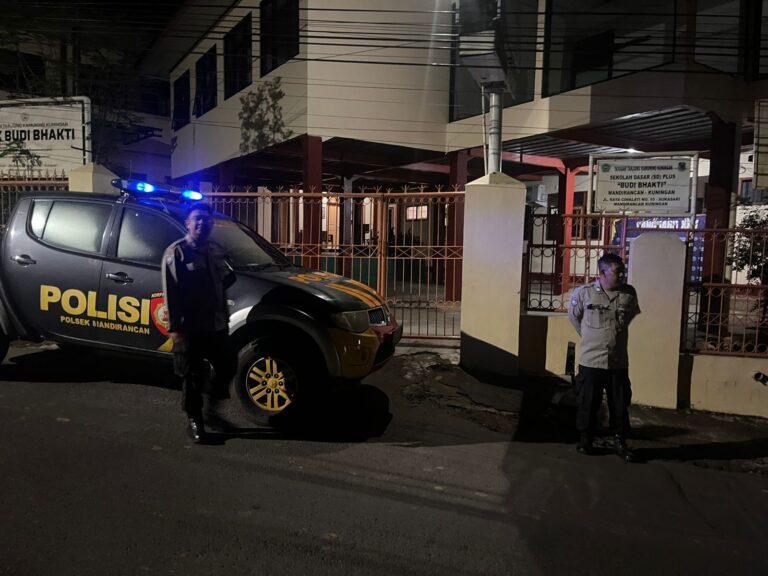 Unit Patroli Polsek Mandirancan Aiptu Ajat Sudrajat Sambangi Sekolah-sekolah Cegah Kejahatan
