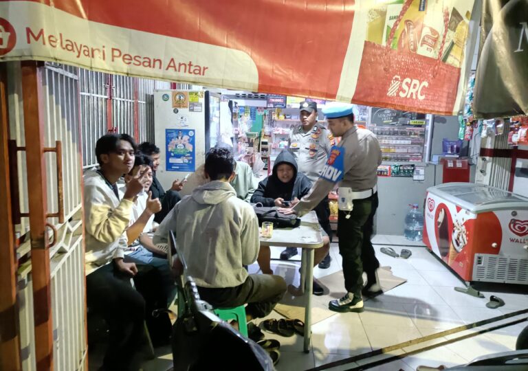 Patroli Tengah Malam Polsek Pancalang Antisipasi C3 dan Perang Sarung di Bulan Puasa, Warga Desa Patalagan Diberi Himbauan Kamtibmas Demi Situasi Aman