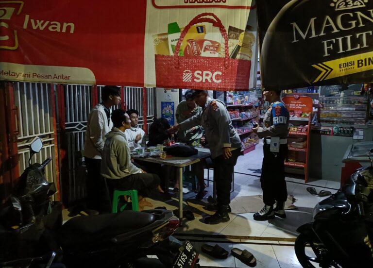 Patroli Tengah Malam Polsek Pancalang Antisipasi C3 dan Perang Sarung di Bulan Puasa, Warga Desa Patalagan Diberi Himbauan Kamtibmas Demi Situasi Aman dan Tertib
