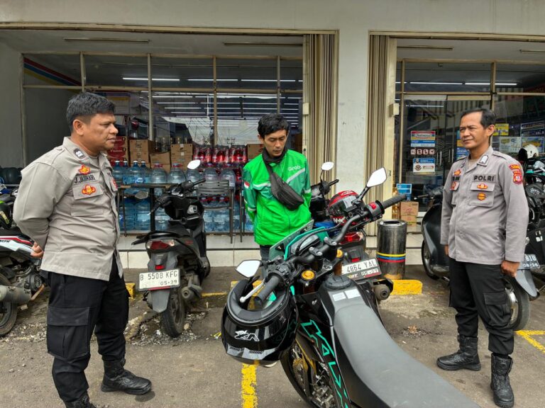 Dekat dan Bersahabat, Anggota Polsek Mandirancan Bagikan Tips Aman Buat Sobat Ojol Nanggela