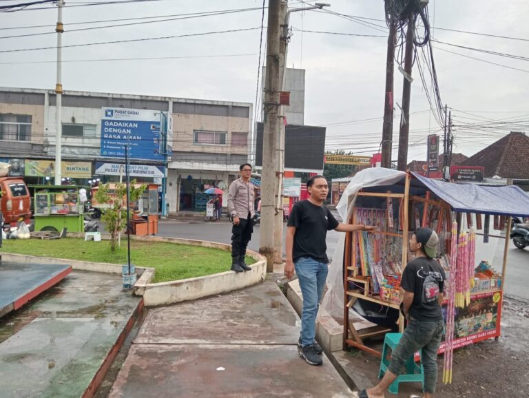 Guna mencegah Kemacetan di titik keramaian, Polsek Luragung melaksanakan giat Pengaturan Lalu Lintas menjelang sore / ngabuburit, di wilayah Kec. Luragung – Cimahi.