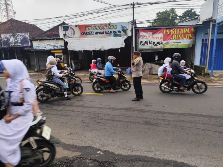 PH Pagi Cilimus, Polisi Tingkatkan Kesadaran Warga Tentang Tertib Lalu Lintas