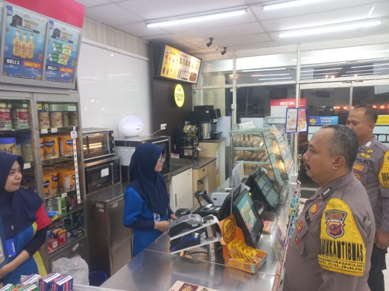 Patroli Malam Polsek Cilimus Tingkatkan Kesadaran Warga Terhadap Keamanan Lingkungan