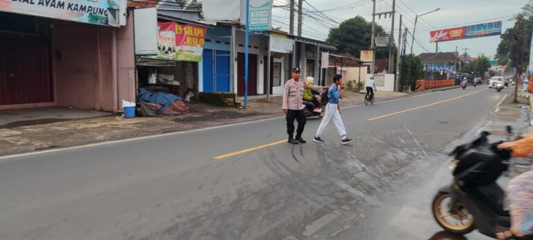 “Kapolsek Cilimus Optimalkan Giat PH Rawan Pagi untuk Keselamatan Masyarakat”