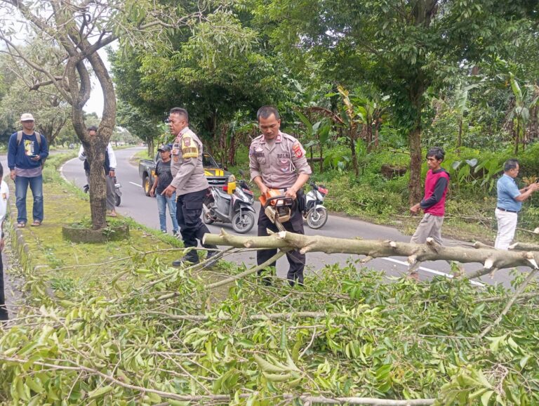 Aparat Sigap, Jalan Raya Kembali Lancar