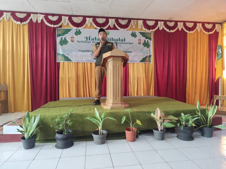 Kebersamaan dan Kepedulian Terjalin dalam Halal Bihalal SMPN 1 Cigandamekar