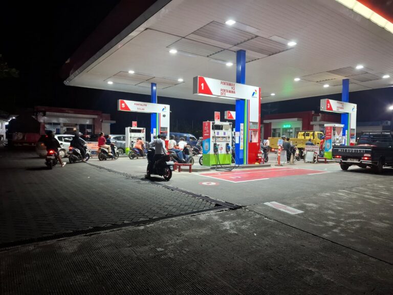 Patroli KRYD Polsek Cilimus Jaga Kondusifitas Malam di SPBU Caracas