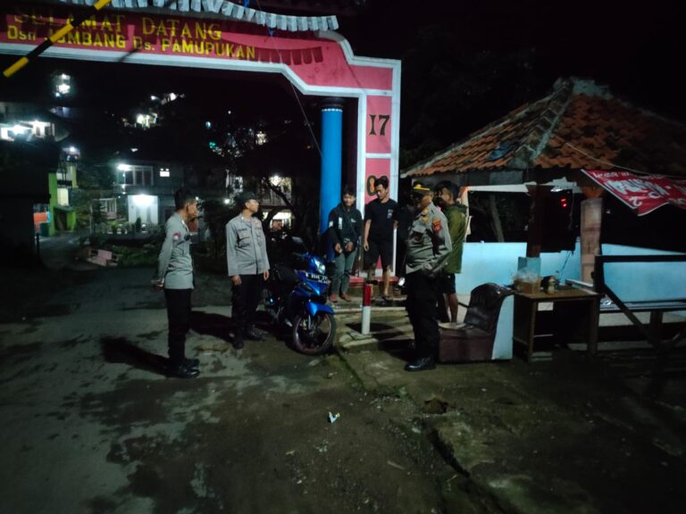 Anggota Polsek Ciniru melaksanakan patroli pada sejumlah objek vital sebagai langkah antisipasi terjadinya aksi C3 (Curat, Curas, dan Curanmor)