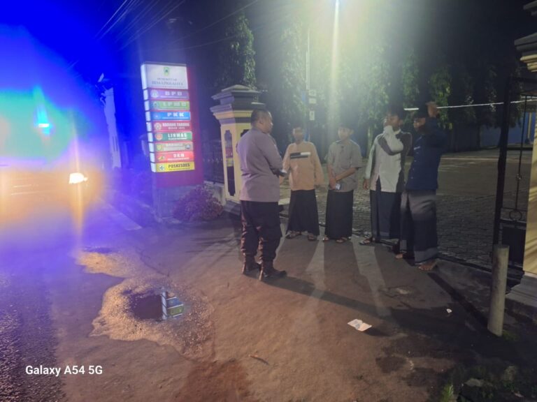 Personil Polsek Ciwaru Berikan Himbauan kepada Remaja Usai Sholat Tarawih