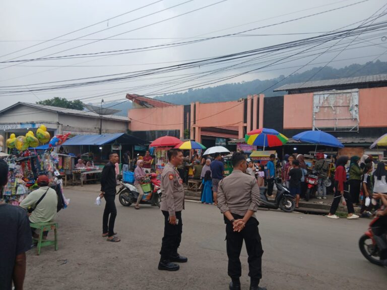 Personil Polsek Ciwaru Laksanakan Pengaturan Lalu Lintas dan Himbauan Kamtibmas di Sekitar Pasar