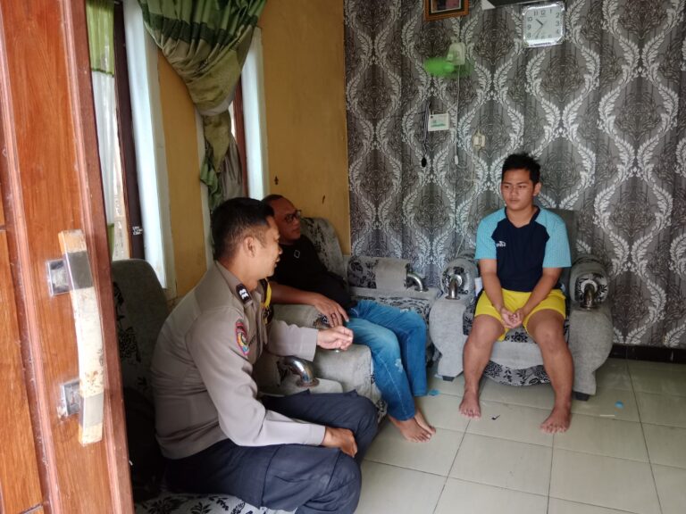 Bhabinkamtibmas Sambangi Warga Dusun Pahing Desa Sidaraja, Perkuat Kamtibmas Ramadhan 1447 H