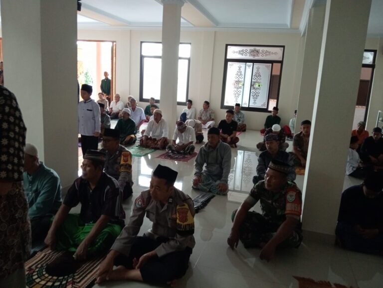 Jumling Ramadhan 1447 H, Bhabinkamtibmas Ciawigebang Pererat Silaturahmi dengan Warga Desa Kadurama