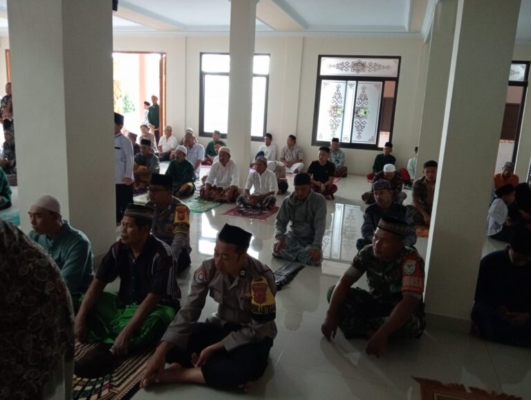 Bhabinkamtibmas Ciawigebang Ikuti Jumat Keliling di Desa Kadurama