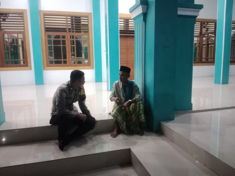Bhabinkamtibmas Ciawigebang Sambang Warga Desa Ciputat, Perkuat Kamtibmas Malam Hari Selama Ramadhan 1447 H