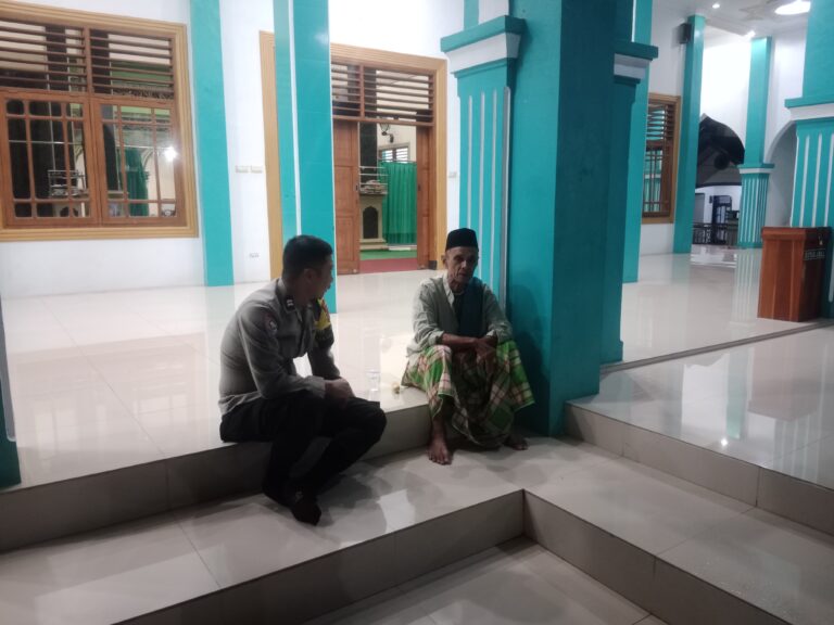 Bhabinkamtibmas Ciawigebang Sambangi Warga Desa Ciputat, Ajak Jaga Kamtibmas Selama Ramadhan 1447 H