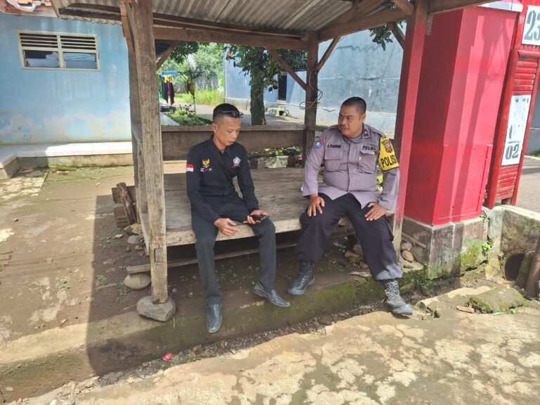 Personel Polsek Ciwaru Sambangi Pos Kamling, Perkuat Kamtibmas di Wilayah Binaan