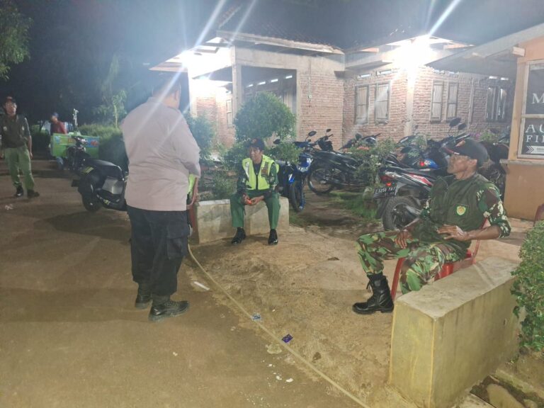 Bhabinkamtibmas Polsek Ciwaru Berikan Edukasi Kamtibmas kepada Linmas Saat Patroli Malam