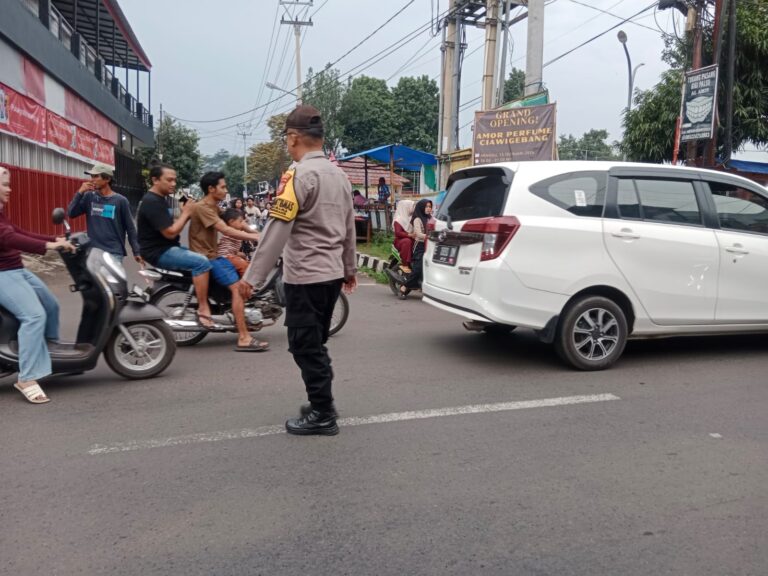 Bhabinkamtibmas Polsek Ciawigebang Amankan dan Atur Lalin Sore Hari Saat Ngabuburit di Alun-Alun Ciawigebang
