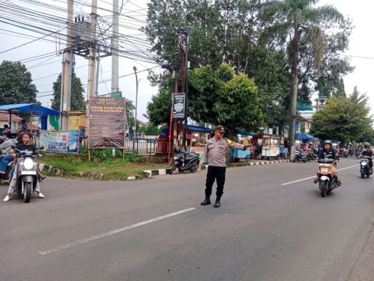 Bhabinkamtibmas Polsek Ciawigebang Hadir Beri Rasa Aman Saat Warga Ngabuburit Sore Hari di Alun-Alun Ciawigebang